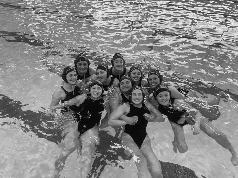 Girls+Water+Polo+Dives+into+a+New+Season